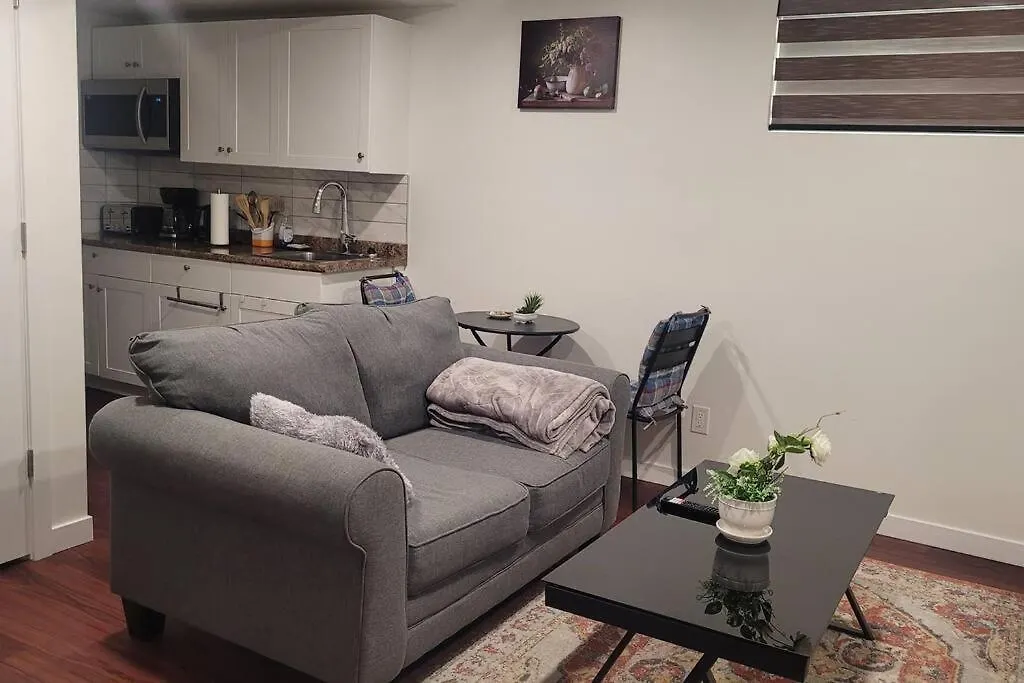 וויניפג Two Luxury Bedrooms In The Basement 0*,  קנדה