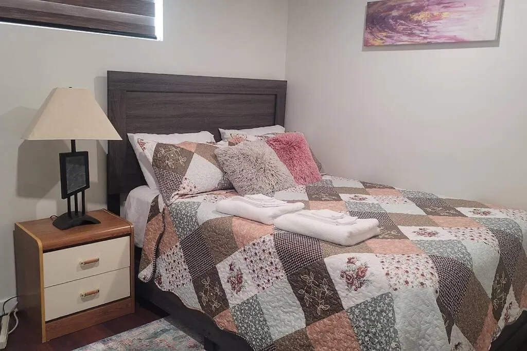 וויניפג Two Luxury Bedrooms In The Basement דירה